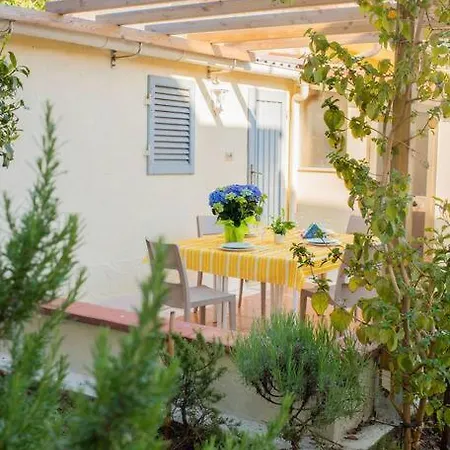 Albicocca Casa Al Mare Con Ampio Giardino Privato Nyaraló Lido di Camaiore
